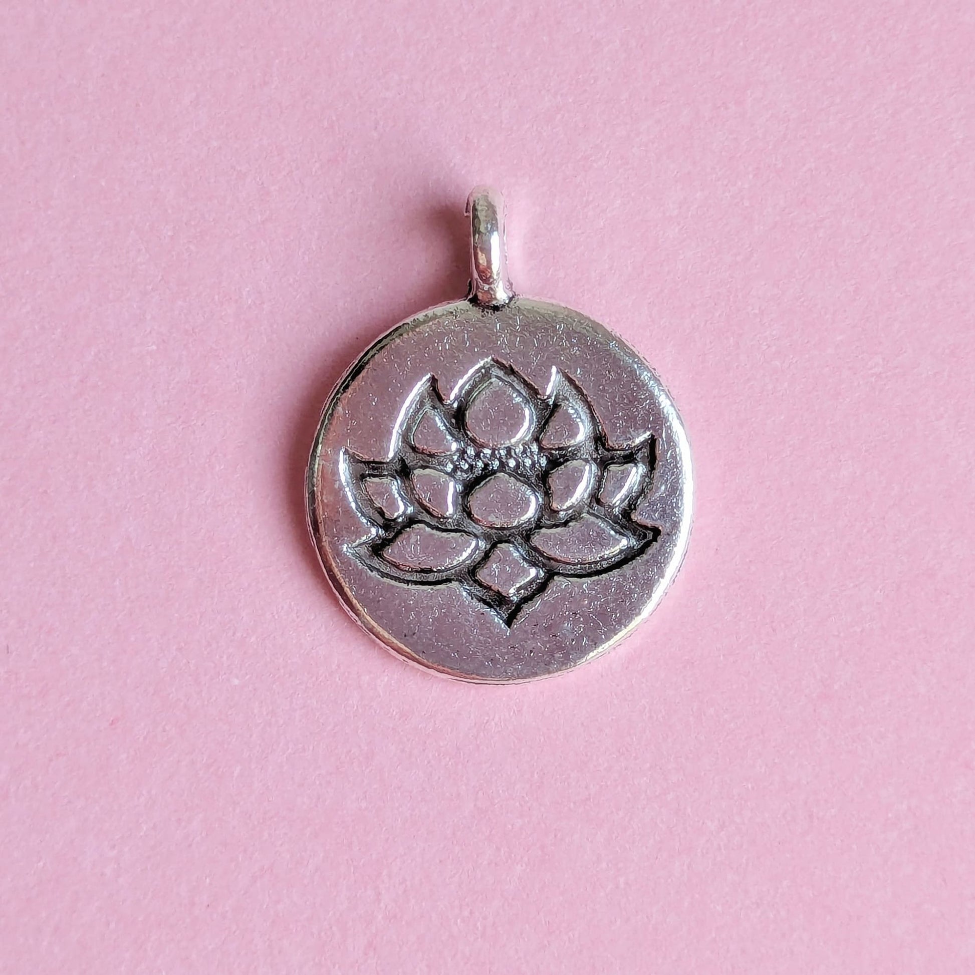 Breloque fleur de lotus argenté