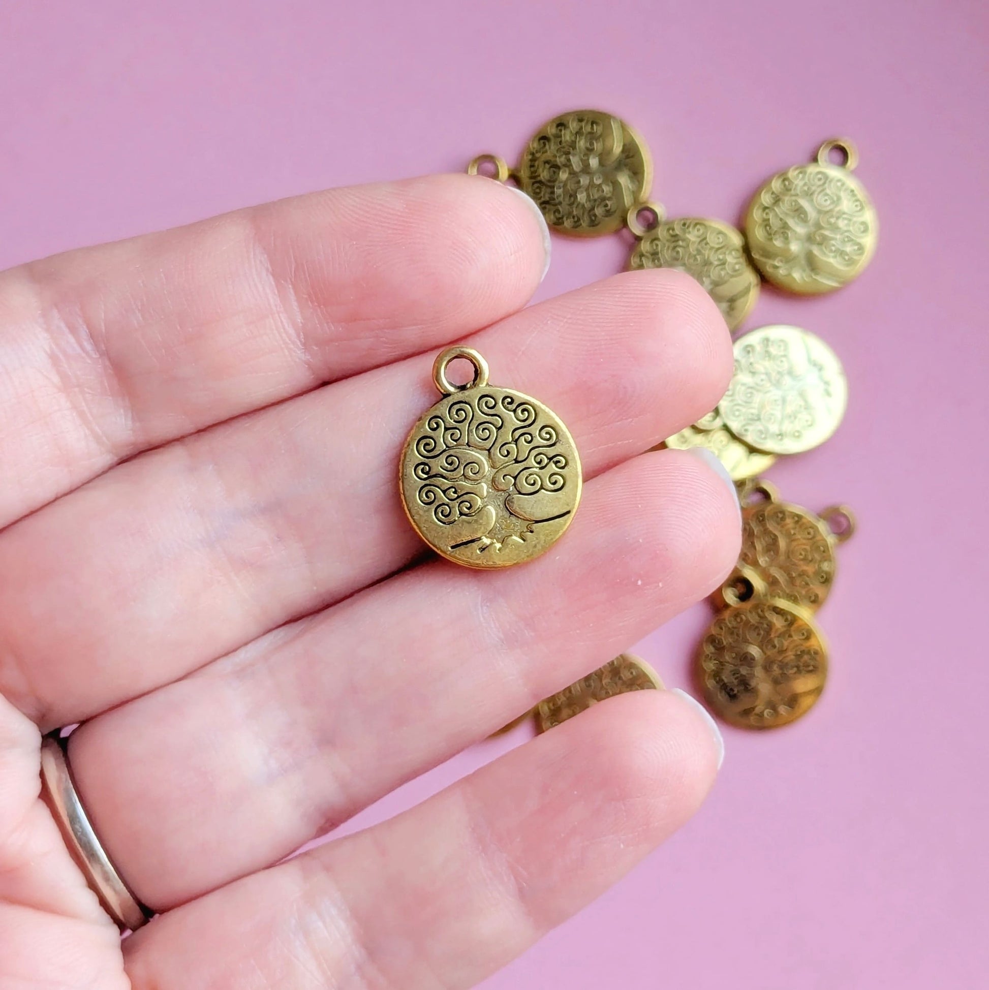 Breloque plein arbre de vie doré