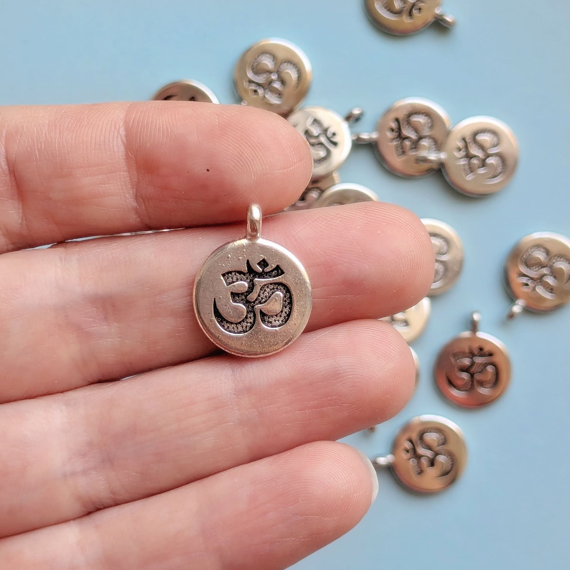 Breloque Om argenté