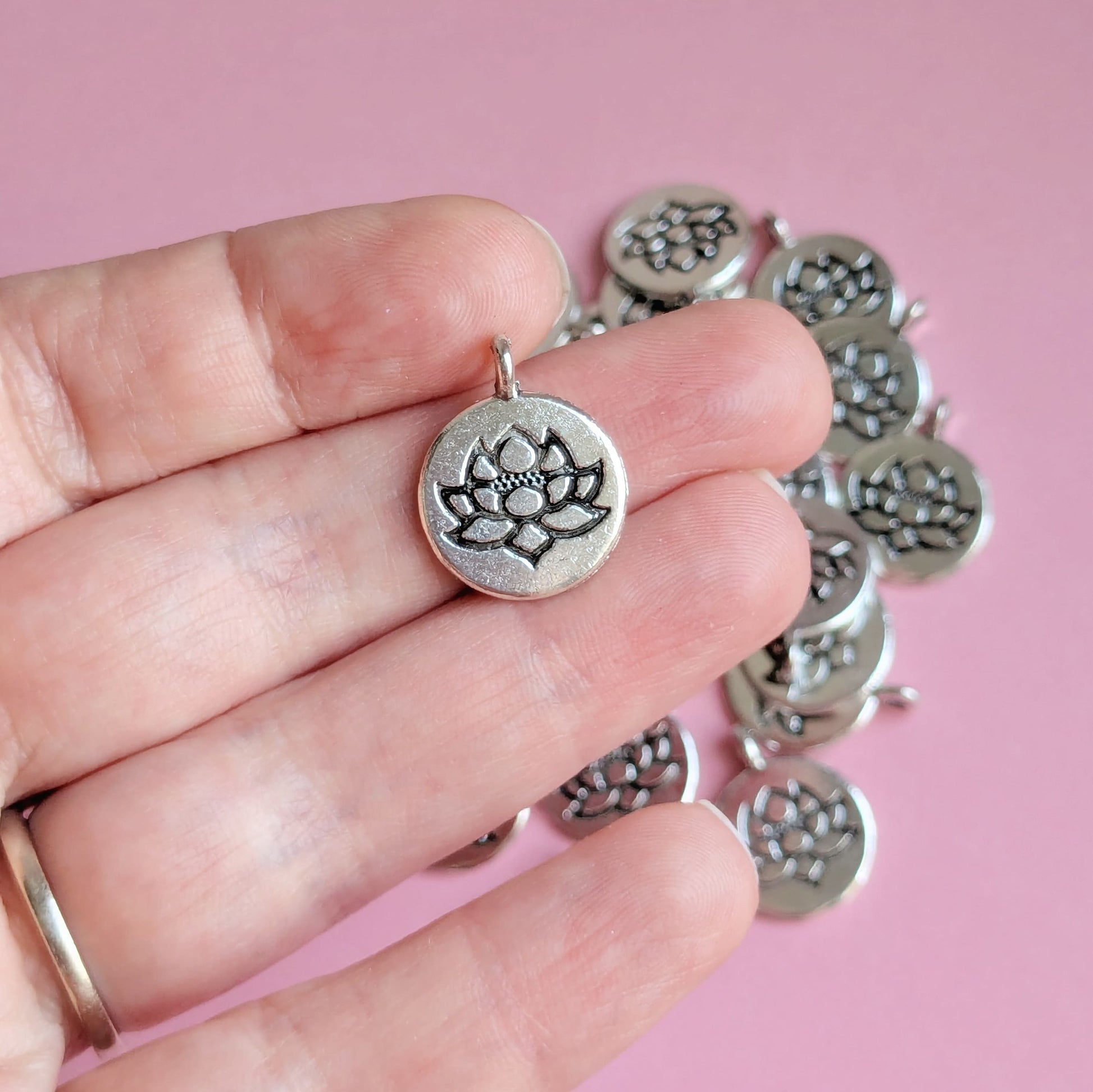 Breloque fleur de lotus argenté