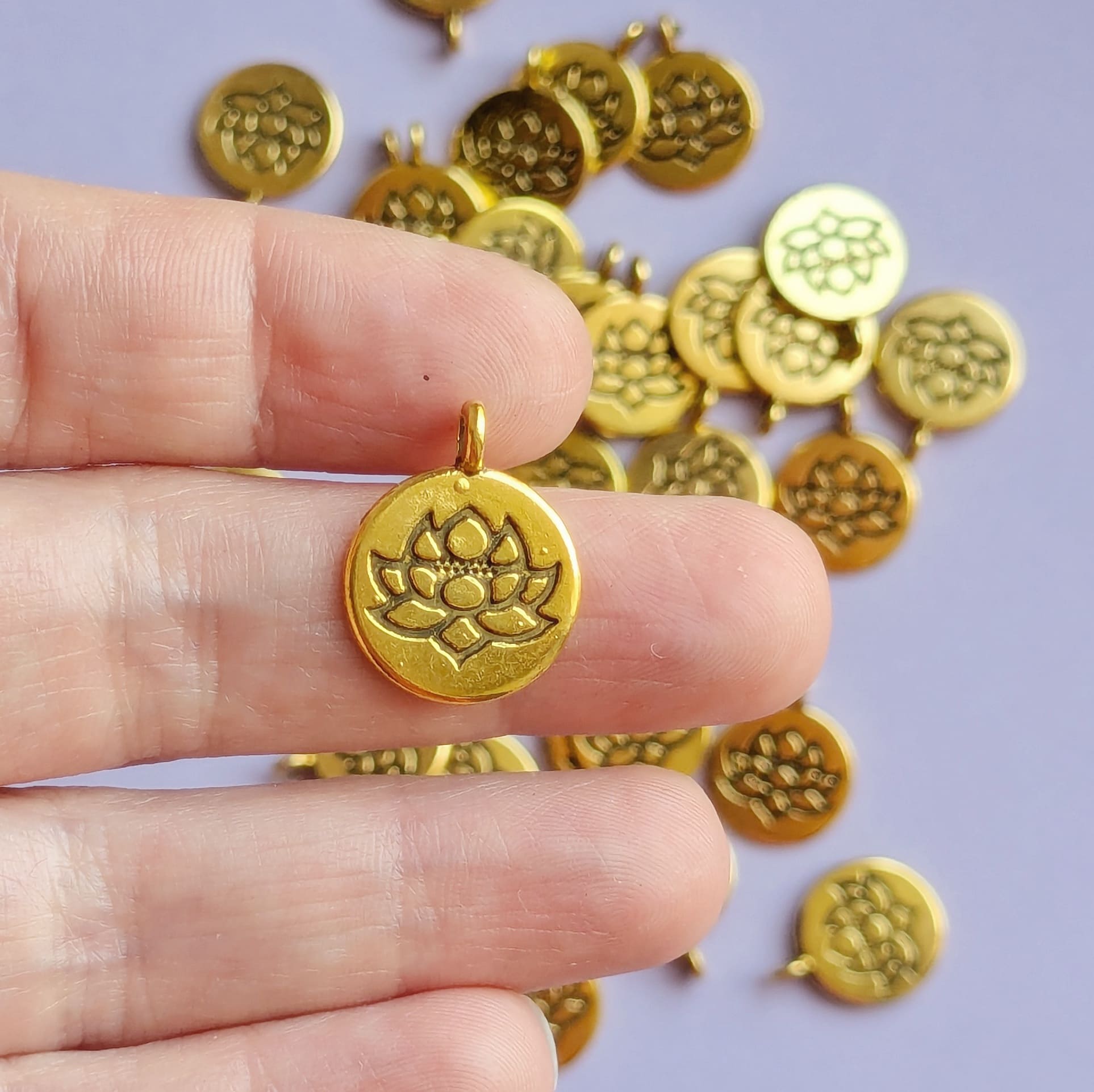 Breloque fleur de lotus doré