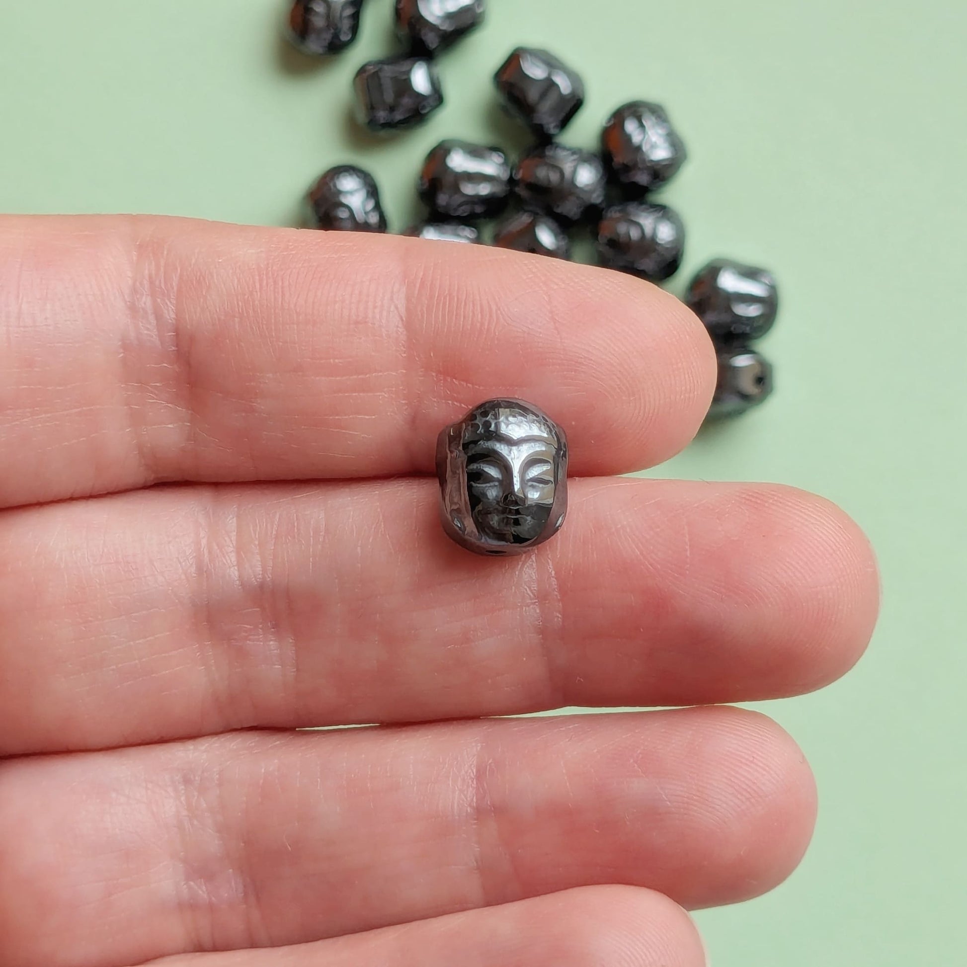 Breloque tête bouddha hématite