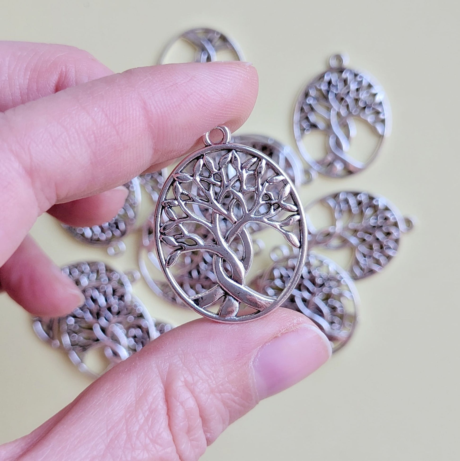 Breloque ovale arbre de vie argenté